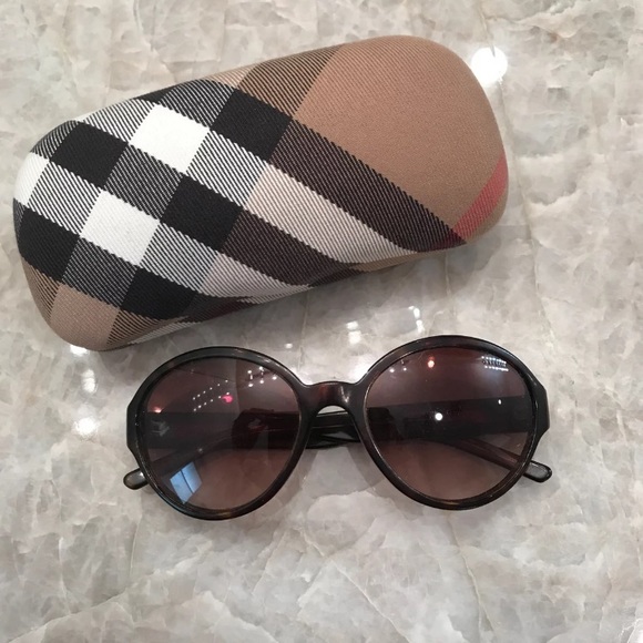 Burberry Accessories - Burberry Sunglasses with case